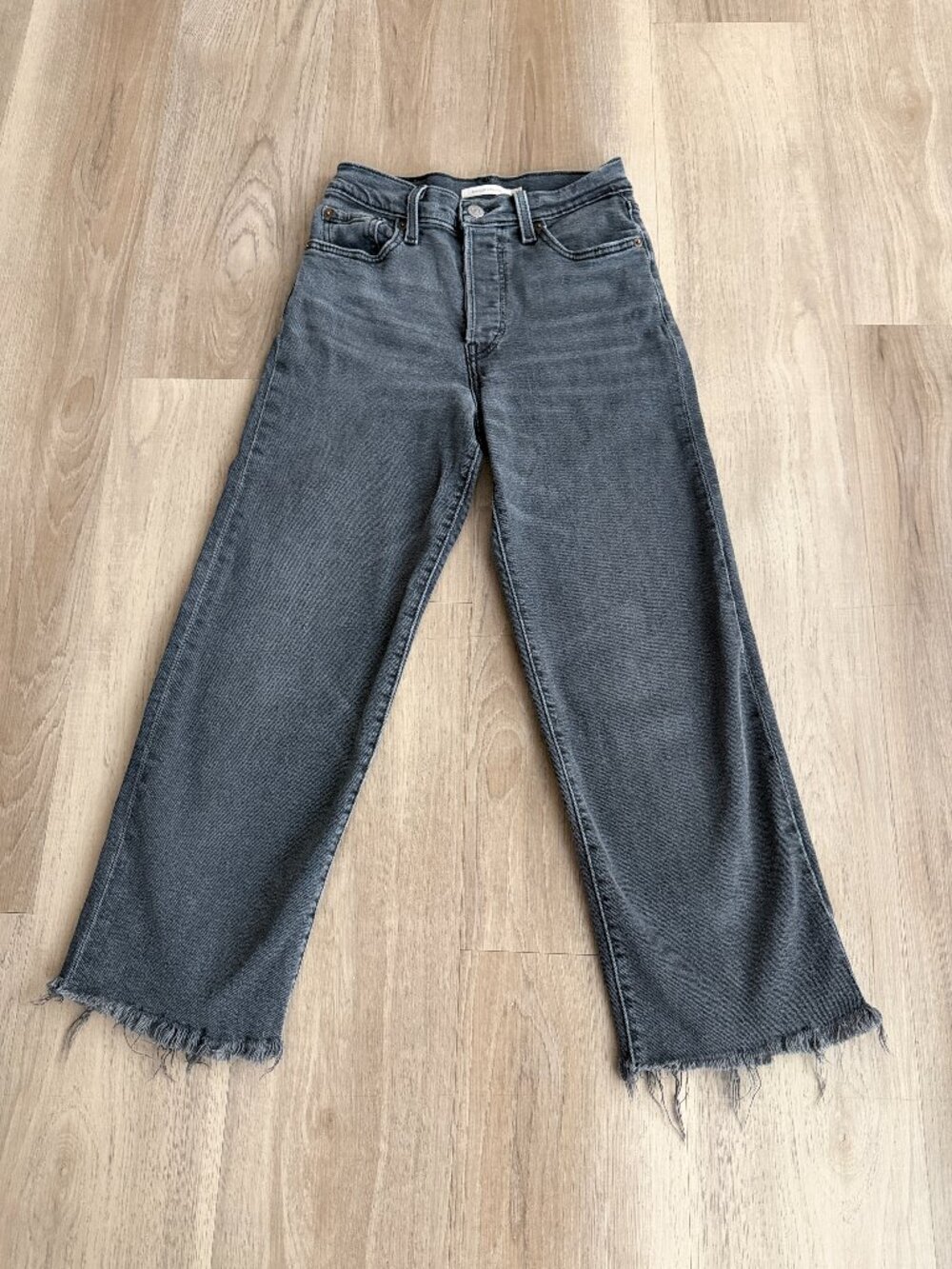 Levi’s Ribcage Straight Jeans 26 Washed Black Cropped Ankle Raw Hem High Rise